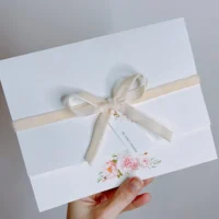 Convite com acabamento de laço de veludo branco