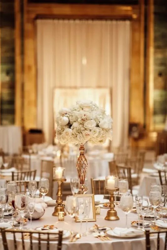 Decoração para festa de bodas de ouro. Mesa posta om utensílios em dourado.