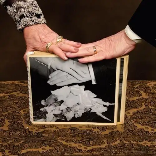 Bodas de ouro: Alianças comemorativas com fotografia antiga dos noivos 