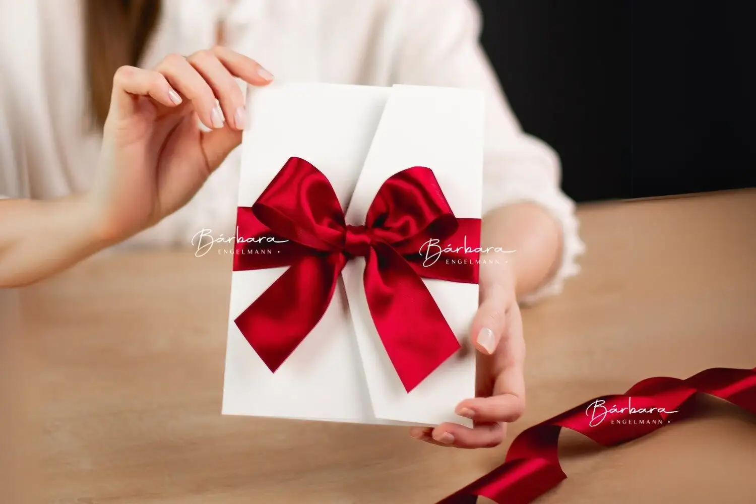Cetim para Laços Perfeitos: Como criar acabamentos sofisticados na Papelaria de Casamento