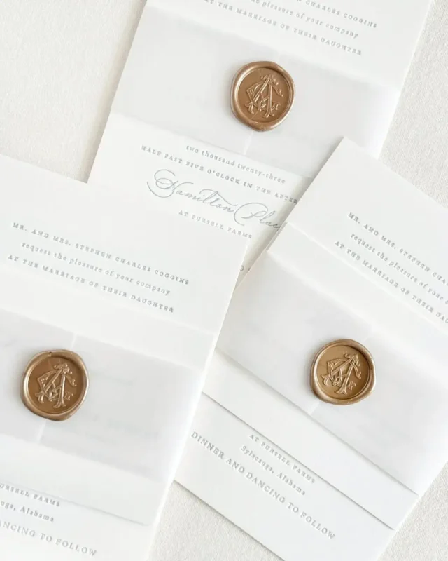 Convite com capa papel vegetal branco com lacre de cera dourado