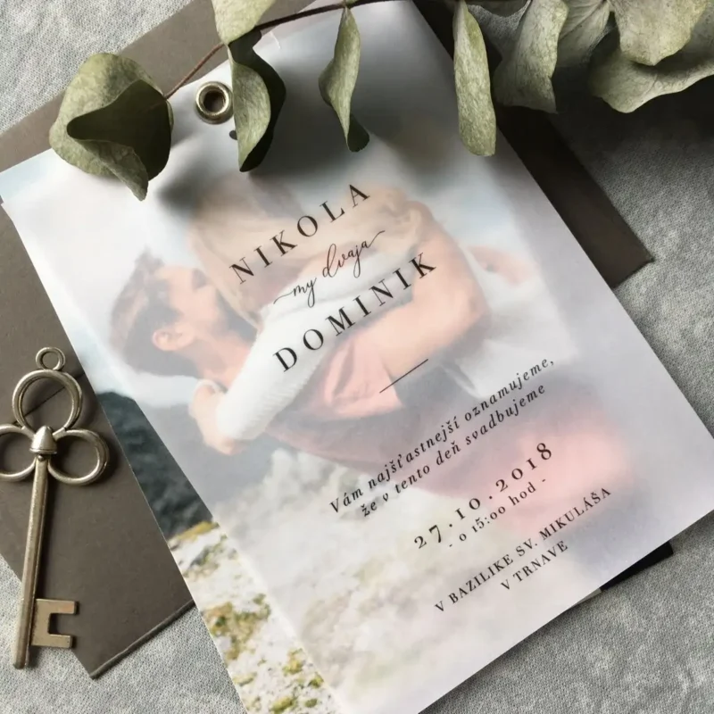 Convite de casamento com papel translucido com sobreposição de fotos e convite